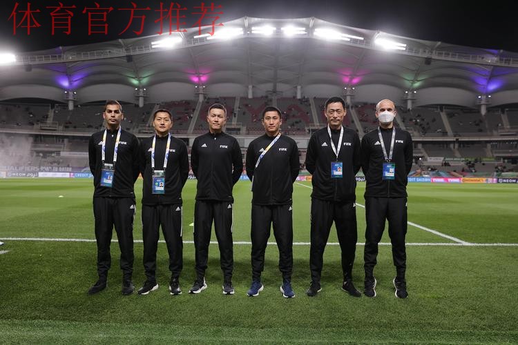 中国裁判组启程前往多哈 准备执法卡塔尔世界杯