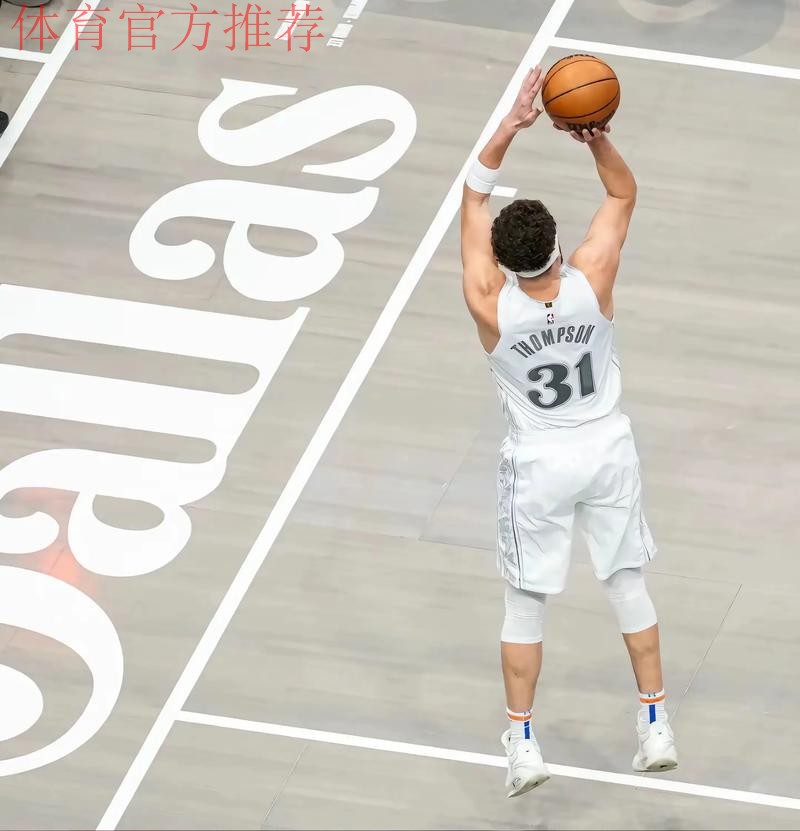 克莱-汤普森全场10中4，三分9中4得到12分2篮板1抢断